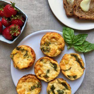 🌽 MINI CORN-BASIL FRITTATAS 🌿 
Got sweet summer 🌽 left? Then I highly recommend making a batch of these Mini Corn-Basil Frittatas 😋 they are packed with flavor and protein and you can make them this weekend for your busy week next week ✔️ 
What you’ll need:
🧈 or ghee
🧅 
🥚 
Shredded Gruyère or other 🧀 
🥛 
🧂 
Paprika
🌽 
Basil 🌿 
Make 3 days in advance or freeze for up to 3 months 👍 Perfect for busy school or work mornings! Recipe 👆 
#makeahead 
#foodprep 
#mealprep 
#minifrittata 
#cornrecipes 
#makeandfreeze 
#familyfriendlymeals 
#makeaheadbreakfast 
#proteinrichbreakfast 
#highproteinbreakfast