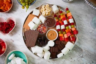 🍫 SMORES SNACK TRAY 🍫 
It’s National #toastedmarshmallow  day! So it you haven’t gotten your fill of #smores yet this season, put a #snacktray like this together 😋
Marshmallows 
Graham crackers (look for the 🍫 ones)
Dark and milk 🍫
@yorkpeppermintusa 
Peanut 🥜 butter
@nutella 
🍌 
Fruit skewers: 🍉 + 🍇 + berries
What would you add to this #everydaysnacktray?
📷 by @laurenvolo 
#smoresfordays 
#endofsummerfun 
#healthyandhappy 
#healthybalance 
#peanutbutterlover 
#marshmallows 
#savorsummer