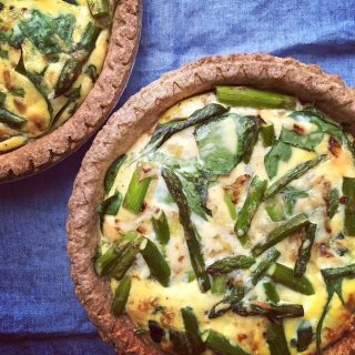 💚 ASPARAGUS-KALE QUICHE 💚
I made my first batch of asparagus last night and was reminded why it’s one of my very fave veggies. It’s SO flavorful and I 💚 its elegant spears. 
Asparagus is in season now through June, so get your hands on a bunch and make my Asparagus-Kale quiche for some extra green 💚 in your life 🌈 as well as extra folate, iron and fiber.
Grab the recipe for the quiche at the link 👆 It’s the perfect recipe for this in-between weather ☔️ 
And please enjoy your Sunday! 💚
#sundayfood 
#sundayfoodprep 
#quicherecipe 
#asparagusseason 
#asparagusrecipes 
#kalerecipes 
#getmoreveggies 
#almostspring 
#springrecipes 
#fiberrich 
#folate
