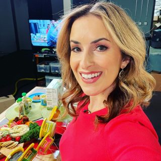 LET’S 🎉 NUTRITION MONTH!
Today I got to do one of my favorite things—talk about the importance of healthy eating to overall well-being and show people how healthy food 🍎 🥦 🥚🥬 can be both nutritious & super 😋 
I hosted a satellite media tour with @hopefoods (yummy organic hummus!), @activia (check out their new Immune Health product), @sproutfoods (meals + snacks for 👶🏼 and toddlers), and @misfitsmarket (major discounts on all your fave snacks, + 🥩 🐠 🥛 + produce). We did about 25 interviews—whew! 
Here’s to celebrating 🥳 all that food does for our mind, body & soul ❤️ 
Food styling by @virginiawillis; glam 💄 by @cristinahernandezmakeup 
#nationalnutritionmonth 
#celebrateaworldofflavors 
#mediard
#registereddietitian 
#nutritionist 
#rdapproved 
#mindbodysoul 
#healthysnacksforkids 
#cocomelon 
#hopehummus 
#probiotics 
#immunehealth 
#healthyfamilies 
#misfitsmarket 
#sproutorganic