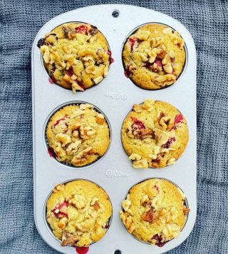 ❤️CRANBERRY-ORANGE MUFFINS🧡
You need to make these muffins this week for 3 reasons:
1. They are outta this 🌎 😋 
2. It’s 🥶 outside and you’ll want to turn the oven on
3. As a preview because you’ll want to make them for guests next week and all holiday 🦃🌲🕎 season long😉
Ok, plus they feature in-season cranberries, which I can’t get enough of rn, plus 🍊 zest + juice, which makes everything taste amazing. And they’re topped with crunchy walnuts, for an omega-3 boost 😁 They are also EVOO based, which I ❤️
Grab the recipe 👆 and tell me what you keep on hand for holiday guests 😋
#cranberrymuffins 
#cranberryrecipes 
#walnuts 
#omega3s
#holidaybaking 
#healthierbaking 
#healthytreats 
#holidayprep 
#seasonalrecipes 
#betterbaking
#familyfriendlyrecipes 
#kidfriendlyfood
#cozyrecipes