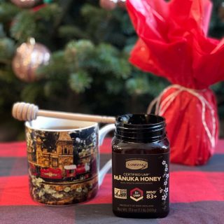 GREAT 🎁 IDEA!
[ad] If you’re looking for a thoughtful wellness gift that everyone on your list will love, check out @comvitausa Manuka Honey. A jar of this amazing 🍯 is perfect for tea 🫖 lovers, natural health fans, and hosts and hostesses. 
Stirring a spoonful of Manuka Honey into your daily mug of tea or smoothie, or taking a spoonful before a 🏃‍♀️ or 🧘 session is a wonderful wellness practice 😊
Comvita Manuka 🍯 is raw, gluten-free, non-GMO project verified and #sustainably harvested. Learn more about this wonderful 🍯 at the link 👆 
Happy Holidays! 🌲 
#wellnessgifts 
#hostessgifts 
#manukahoney 
#comvitahoney 
#newzealandfinds 
#nongmoproject 
#glutenfree 
#lastminutegifts 
#wellnesspractice
#sustainablegifts